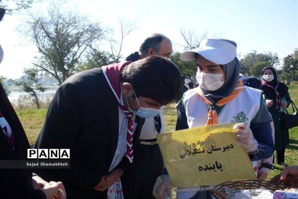 پاکسازی ساحل رودخانه کارون در شهراهواز توسط پیشتازان ناحیه یک اهواز