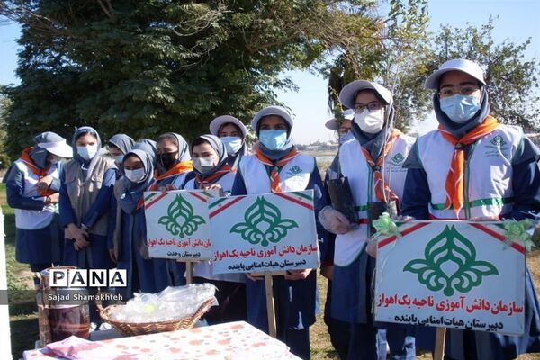 پاکسازی ساحل رودخانه کارون در شهراهواز توسط پیشتازان ناحیه یک اهواز