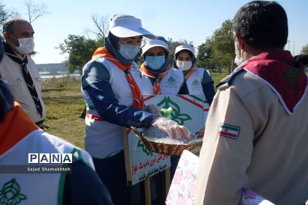 پاکسازی ساحل رودخانه کارون در شهراهواز توسط پیشتازان ناحیه یک اهواز