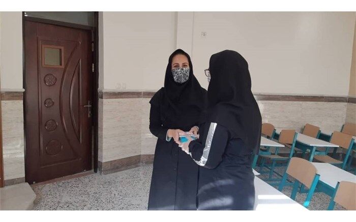 پویش نیکوکارانه  معلم  رودباری برای تهیه گوشی هوشمند مورد نیاز شاگردانش