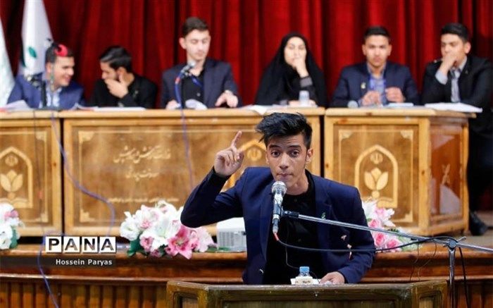 مجلس دانش آموزی باعث تکامل جامعه دانش آموزی می شود