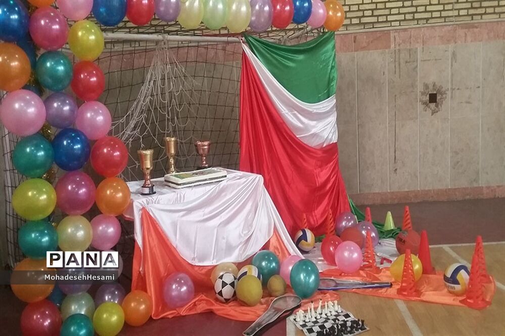 توزیع تقدیرنامه ششمین دوره المپیاد ورزشی درون مدرسه ای 