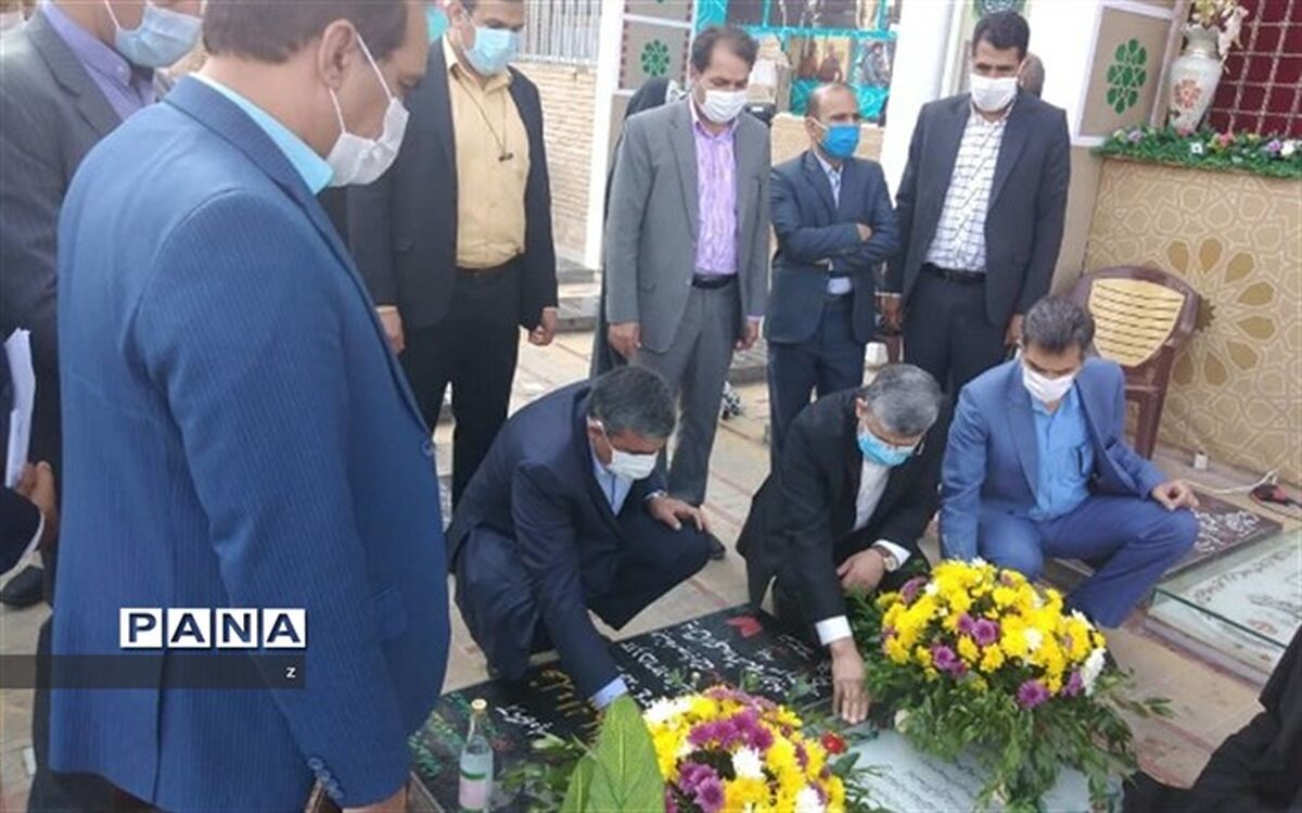 ادای احترام رئیس مرکز هماهنگی حوزه وزارتی آموزش و پرورش ‌‌به مقام شهید سپهبد حاج قاسم سلیمانی