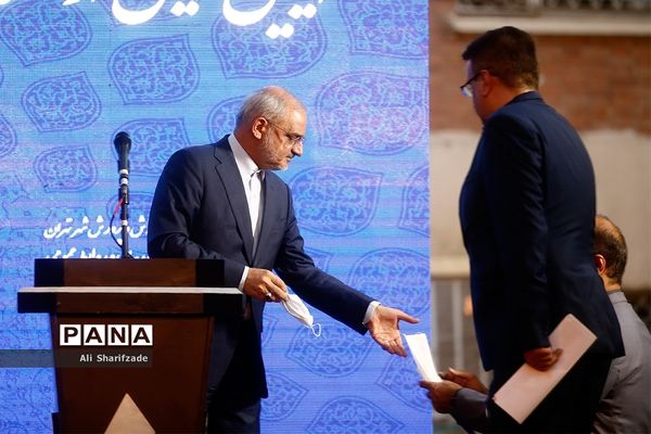 آیین تجلیل از معلمان و عوامل برنامه مدرسه تلویزیونی ایران