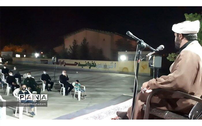 خدمت بدون منت به خلق خدا یکی از ویژگی های یاران امام حسین (ع) بود