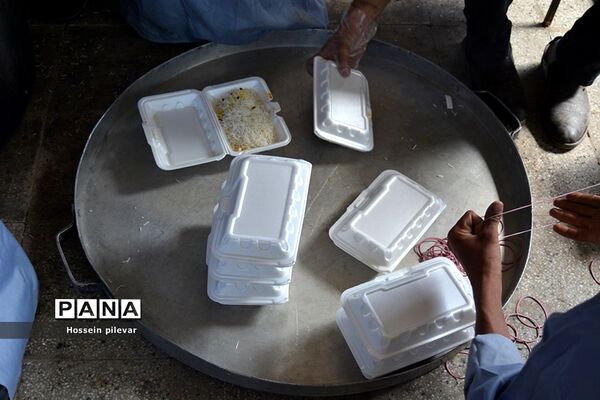 توزیع غذا تبرکی در شهرستان خوسف