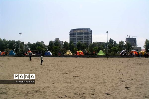 مسافران بی‌اعتنا به کرونا در ساحل بابلسر