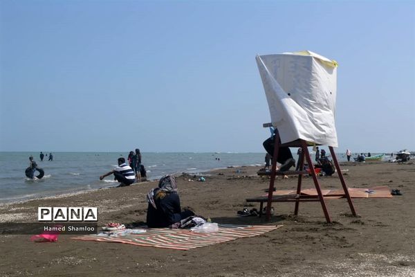 مسافران بی‌اعتنا به کرونا در ساحل بابلسر