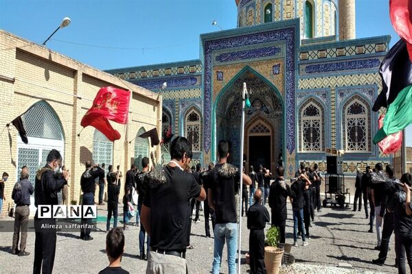 برافراشتن علم عزای حسین(ع)با رعایت پروتکل‌های بهداشتی در اردستان