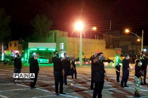 برافراشتن علم عزای حسین(ع)با رعایت پروتکل‌های بهداشتی در اردستان