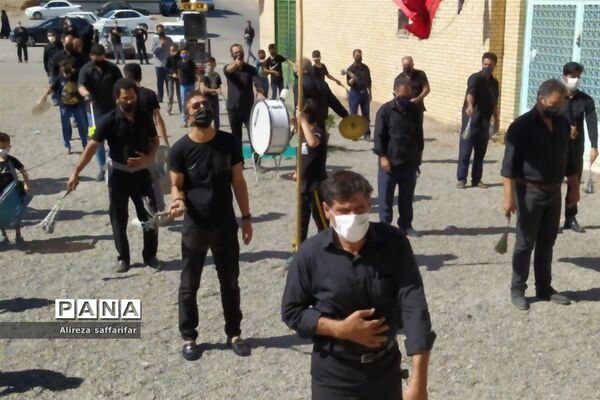 برافراشتن علم عزای حسین(ع)با رعایت پروتکل‌های بهداشتی در اردستان