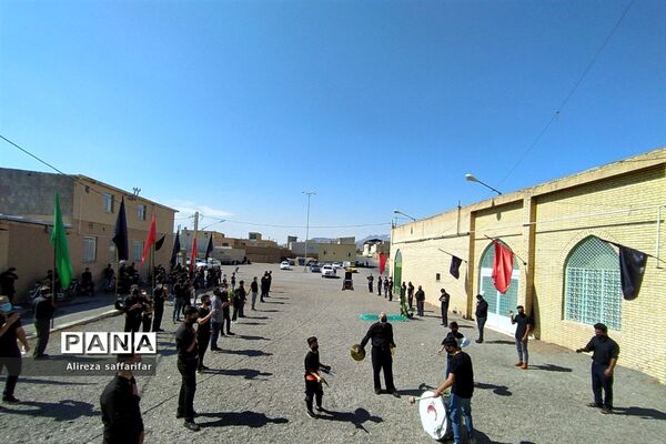 برافراشتن علم عزای حسین(ع)با رعایت پروتکل‌های بهداشتی در اردستان