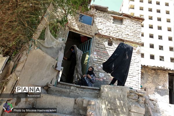 توزیع ماسک نذری بین خانواده‌های نیازمند