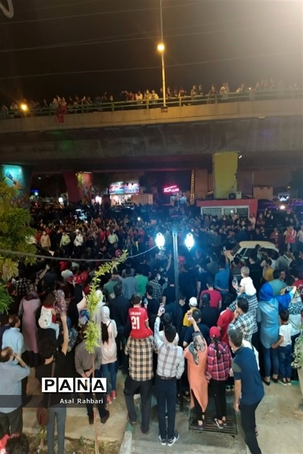 شادى  مردم در خیابان هاى تبریز بعد از قهرمانى تراکتور