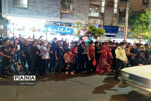 شادى  مردم در خیابان هاى تبریز بعد از قهرمانى تراکتور