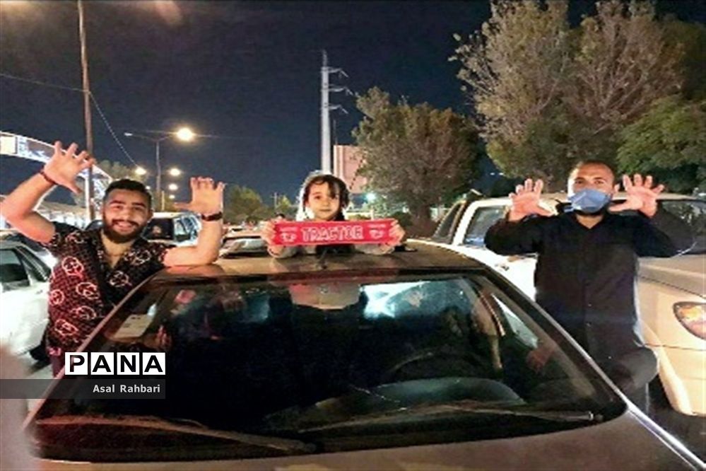 شادى  مردم در خیابان هاى تبریز بعد از قهرمانى تراکتور