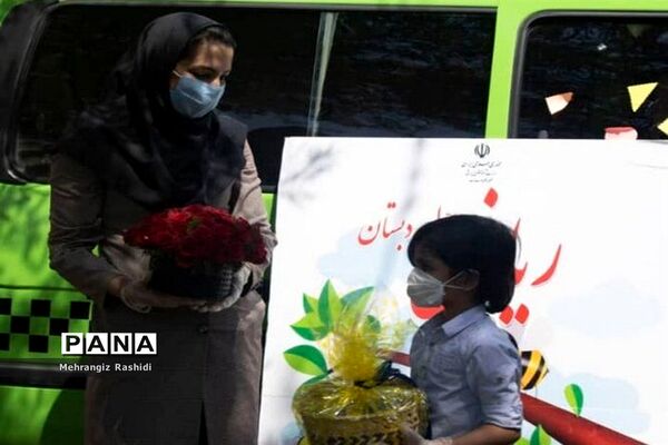 جشن شکوفه‌ها با ون شادی