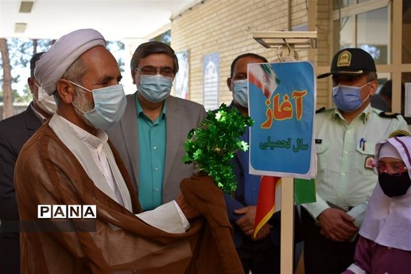 نواختن زنگ آغاز سال تحصیلی جدید درمدارس بهاباد