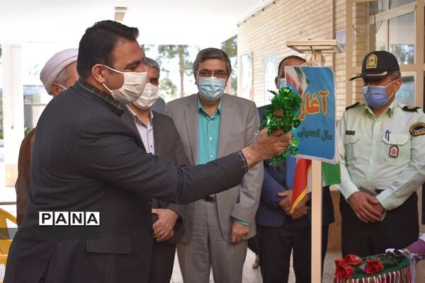 نواختن زنگ آغاز سال تحصیلی جدید درمدارس بهاباد