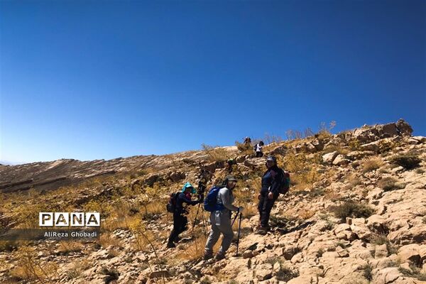 صعود به قله رُنج توسط فرهنگیان فارس