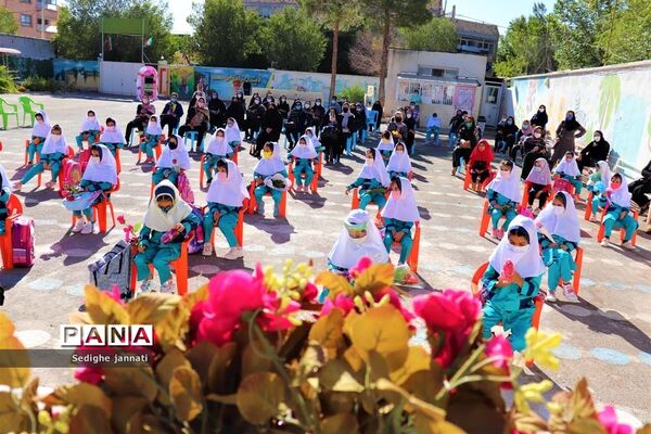 زنگ شکوفه ها در مدارس آباده