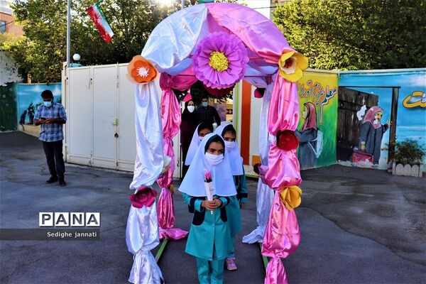 زنگ شکوفه ها در مدارس آباده