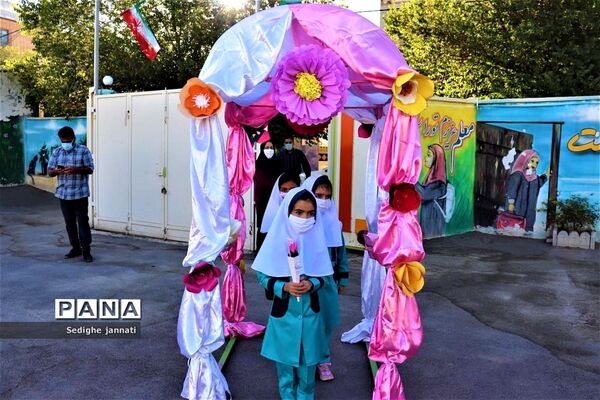 زنگ شکوفه ها در مدارس آباده