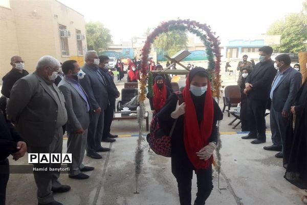 نواختن زنگ آغازسال تحصیلی ۱۴۰۰_۹۹درمدارس شهرستان حمیدیه