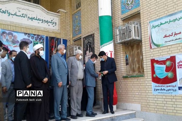 نواختن زنگ آغازسال تحصیلی ۱۴۰۰_۹۹درمدارس شهرستان حمیدیه