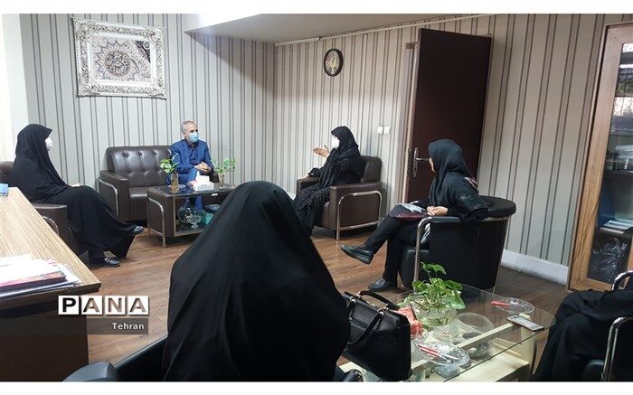 نشست صمیمی صادق پور با کارکنان کانون رضوان