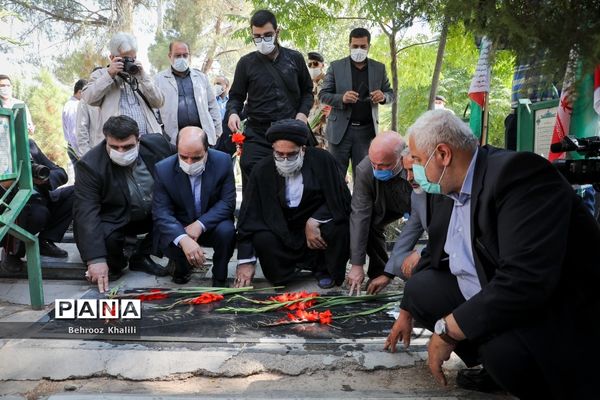 مراسم گلباران مزار شهدای هفدهم شهریور