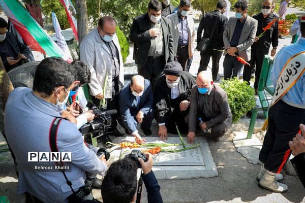 مراسم گلباران مزار شهدای هفدهم شهریور