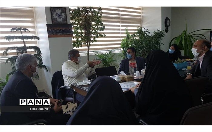 فولادوند: اولویت ما سلامت همکاران و دانش آموزان است