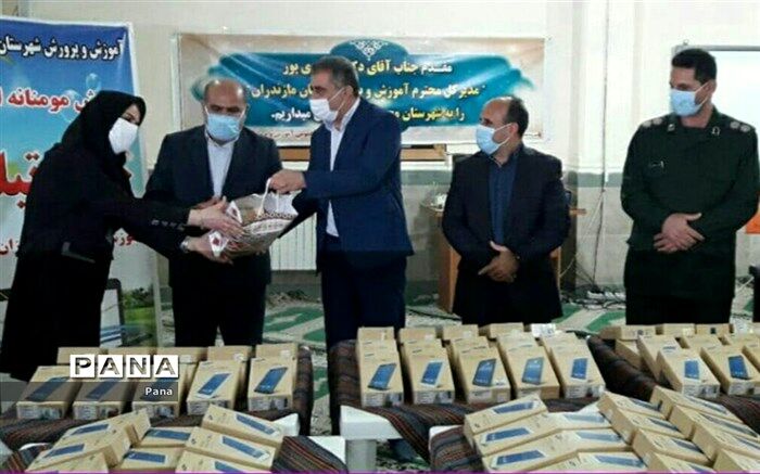 ۳۰۰  تبلت آموزشی به دانش‌آموزان محمودآبادی اهدا شد