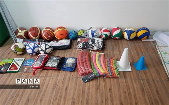 توزیع تجهیزات ورزشی در مدارس منطقه۱۷