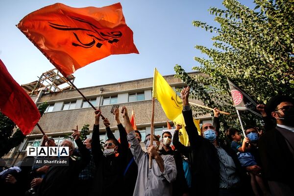 تجمع اعتراضی شهروندان تهرانی مقابل سفارت فرانسه