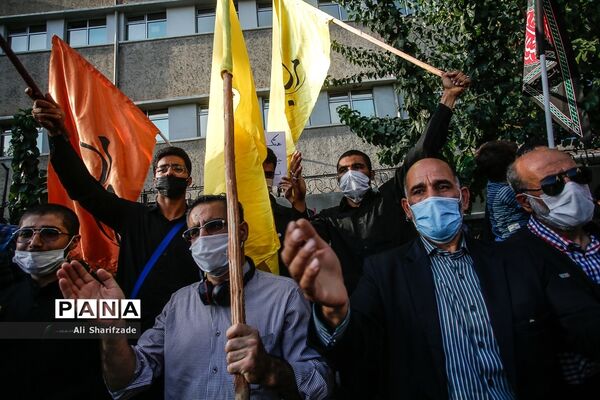 تجمع اعتراضی شهروندان تهرانی مقابل سفارت فرانسه