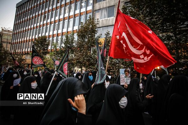 تجمع اعتراضی شهروندان تهرانی مقابل سفارت فرانسه