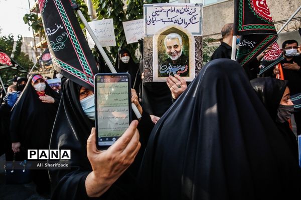 تجمع اعتراضی شهروندان تهرانی مقابل سفارت فرانسه