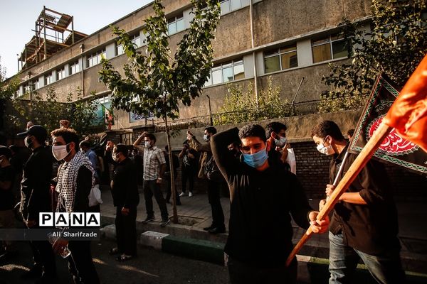 تجمع اعتراضی شهروندان تهرانی مقابل سفارت فرانسه