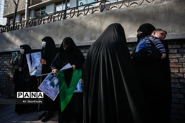 تجمع اعتراضی شهروندان تهرانی مقابل سفارت فرانسه