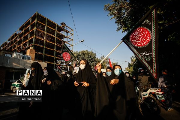 تجمع اعتراضی شهروندان تهرانی مقابل سفارت فرانسه