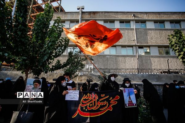 تجمع اعتراضی شهروندان تهرانی مقابل سفارت فرانسه