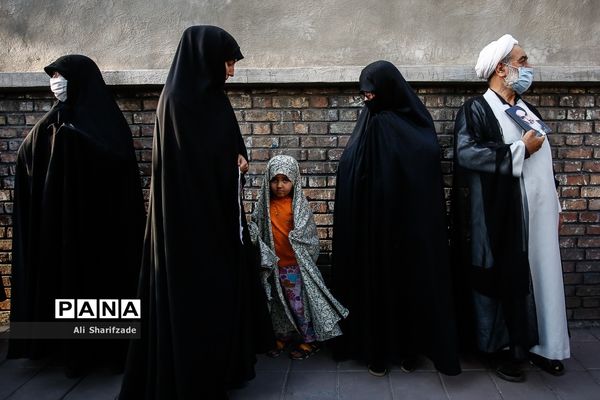 تجمع اعتراضی شهروندان تهرانی مقابل سفارت فرانسه