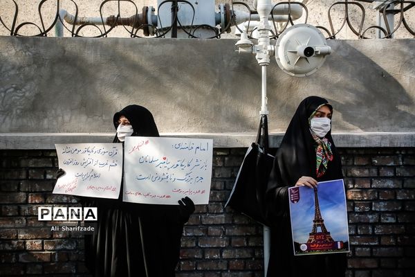 تجمع اعتراضی شهروندان تهرانی مقابل سفارت فرانسه
