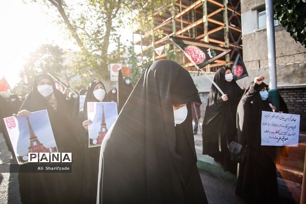 تجمع اعتراضی شهروندان تهرانی مقابل سفارت فرانسه