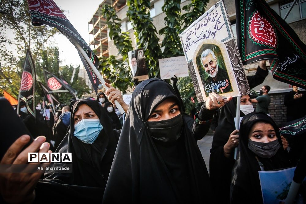 تجمع اعتراضی شهروندان تهرانی مقابل سفارت فرانسه