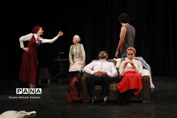 اجرای تئاتر «دوستان»