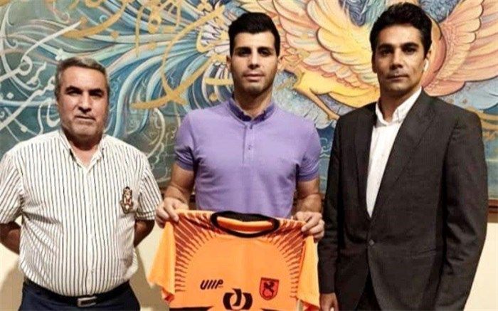 مهاجم نفت نارنجی‌پوش شد