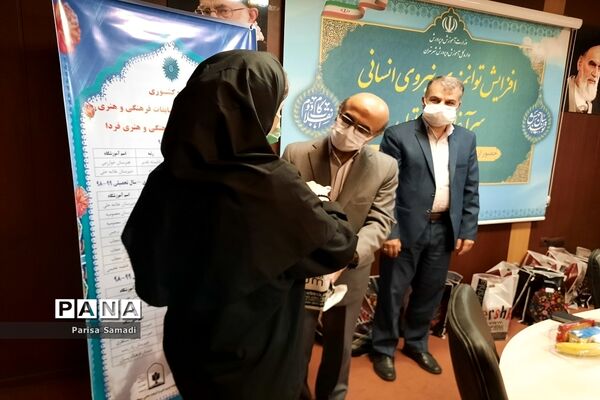 تقدیر و تشکر از برگزیدگان کشوری مسابقات فرهنگی هنری منطقه 13